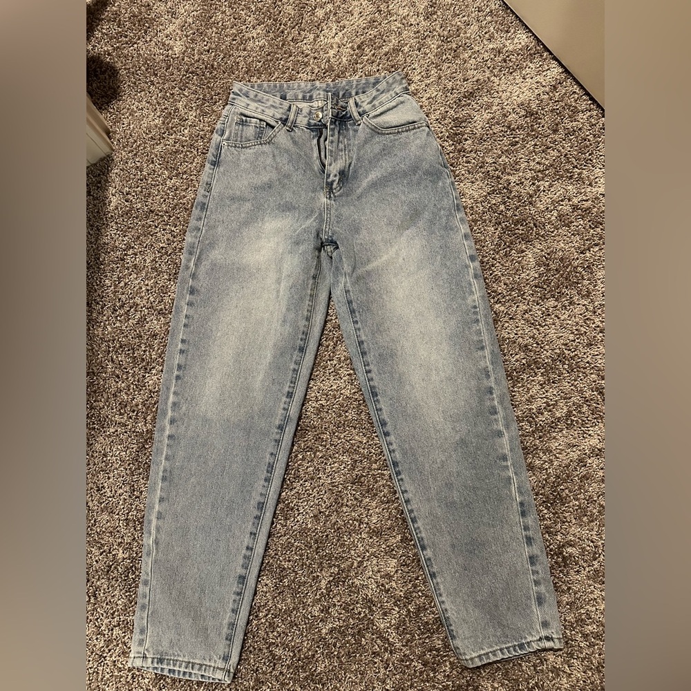 size 2 light wash jeans! i’m 5’0 for reference